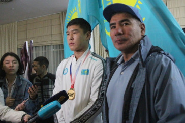 Фотография к новости: В Актау встретили чемпиона мира Бекзата Нурдаулетова и его тренера