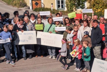 Фотография к новости: Австрийцы вышли на митинг против депортации казахстанской семьи