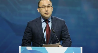 Даурен Абаев поздравил казахстанцев с Днем семьи