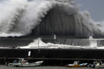 Фотография к новости: Тайфун Факсай обрушился на Японию 