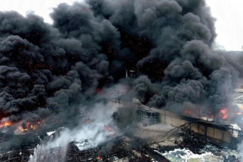 Фотография к новости: Жители требуют от властей не замалчивать об опасности после пожара на химзаводе во Франции