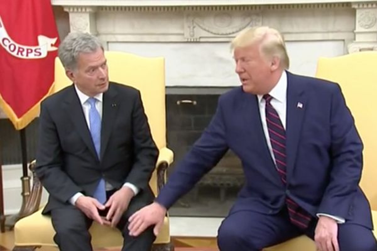 Трамп потрогал колено президента Финляндии