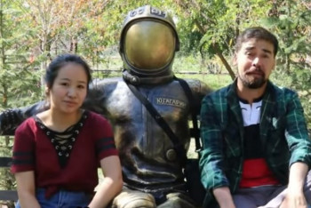 Фотография к новости: "Старики предлагали полежать вместе": блогер провел эксперимент с девушкой в Алматы