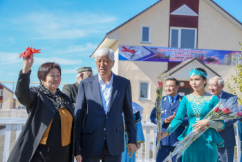 Фотография к новости: Ключи от 100 коттеджей вручили талдыкорганцам в День города 