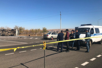 Фотография к новости: Школьный автобус с детьми опрокинулся в Актюбинской области