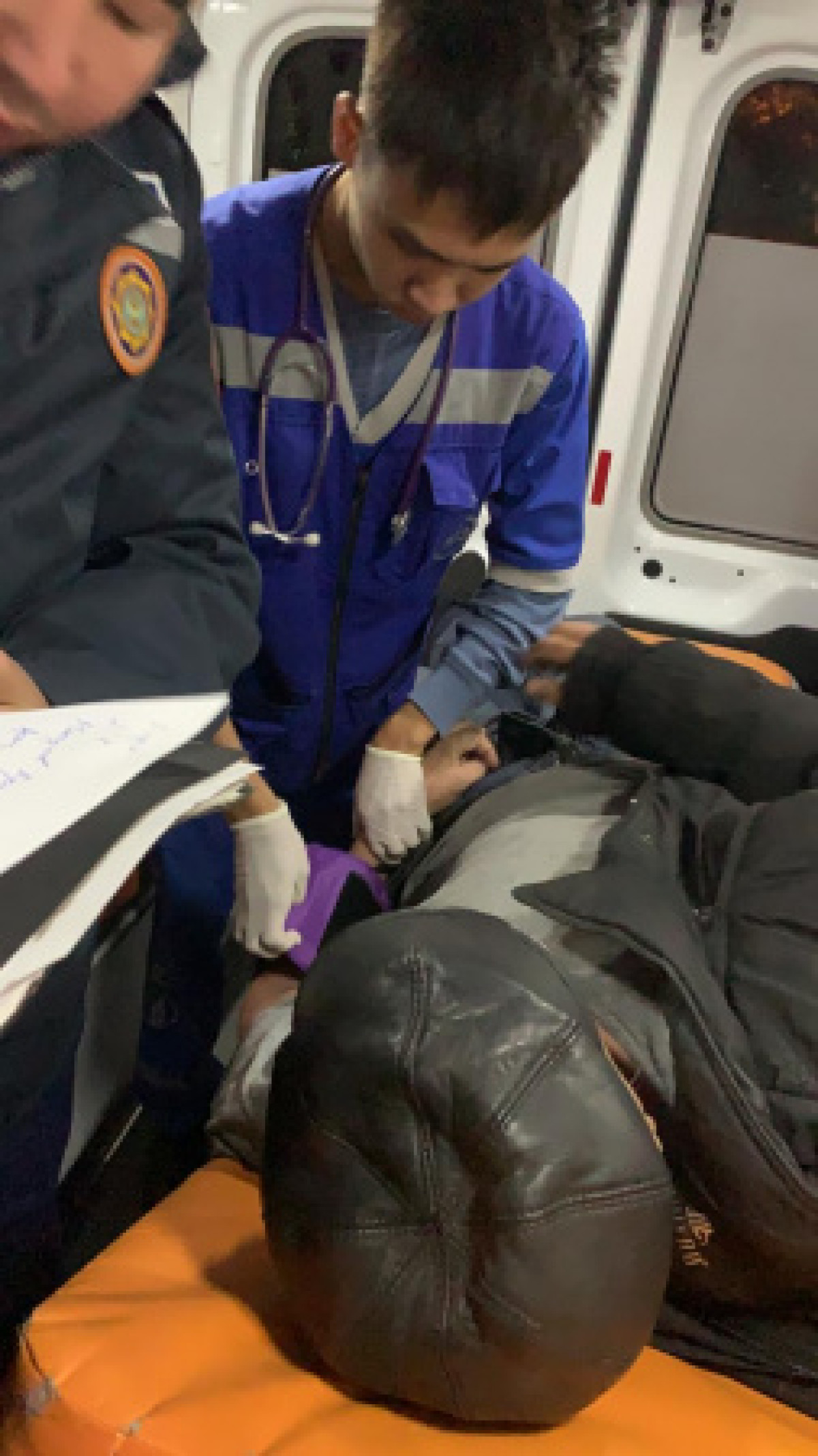 Парализованного алматинца вынесли из дымящейся квартиры пожарные 