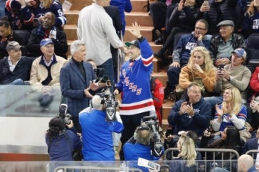 Фотография к новости: Головкин под овации появился на хоккейном матче