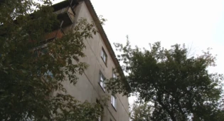 Мужчина разбился насмерть, пытаясь залезть в свой дом без ключей, в Экибастузе