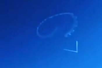 Фотография к новости: Воздушное поздравление Путину появилось в небе над Лос-Анжелесом