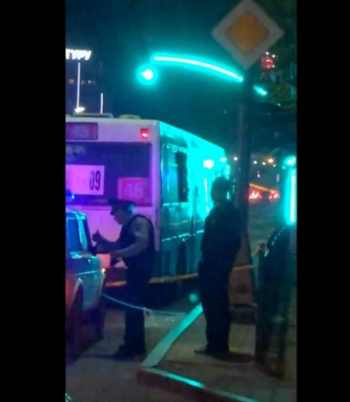 Неизвестные обстреляли полные автобусы из пневматического оружия в Караганде