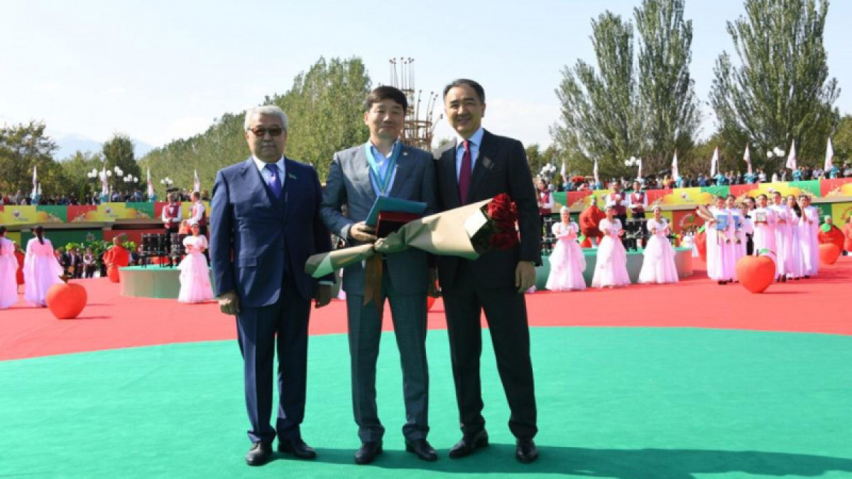 Активист требует лишить Байбека звания "Почетного гражданина Алматы"