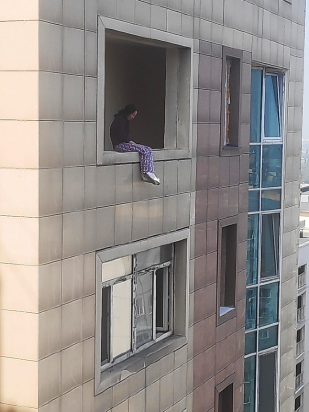 Молодая мама пыталась выброситься с 20-го этажа в Алматы