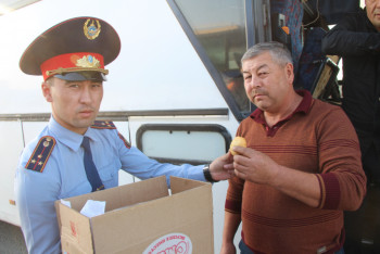 Фотография к новости: Полицейские удивили водителей баурсаками в Павлодарской области