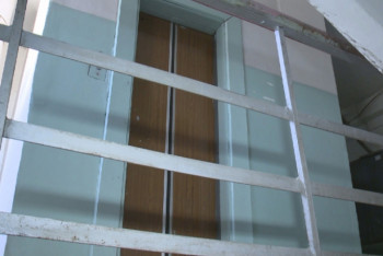 Фотография к новости: Пенсионеры год не выходят из дома из-за сломанного лифта в многоэтажке Шымкента