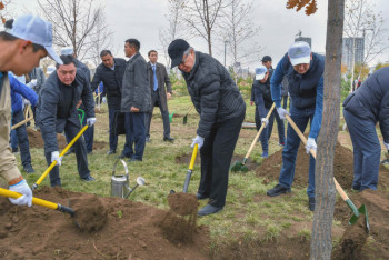 Фотография к новости: Касым-Жомарт Токаев принял участие в общегородском субботнике