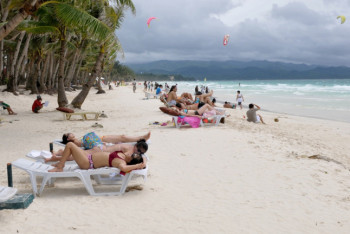 Фотография к новости: "Это не купальник, а нитка": из-за бикини туристка попала в полицию на Филиппинах