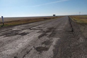 Фотография к новости: Асфальт на две недели: отремонтированный участок республиканской трассы уже латают в Костанайской области