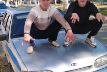 Фотография к новости: Сделавшие на капоте полицейской машины в Рудном фото извинились