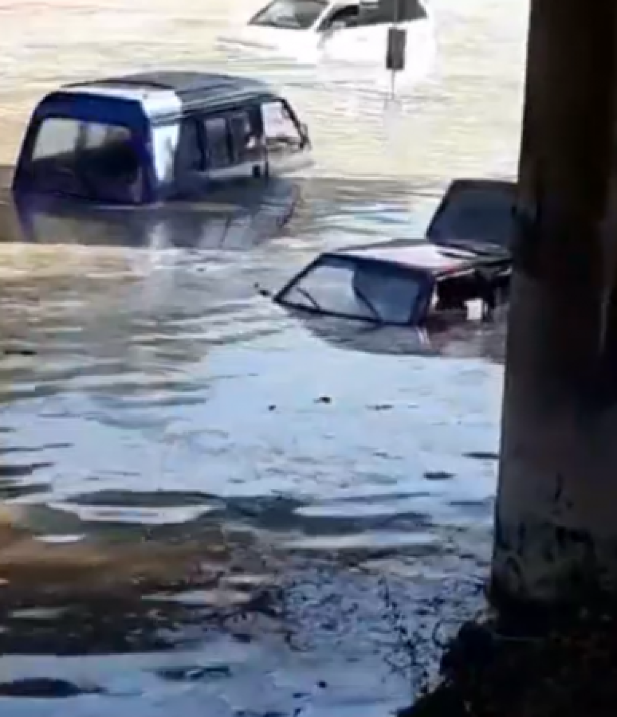 Кипятком затопило улицу в Алматы: автовладельцам обещают компенсацию