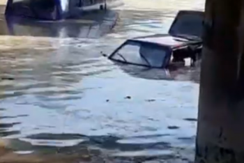 Фотография к новости: Кипятком затопило улицу в Алматы: автовладельцам обещают компенсацию