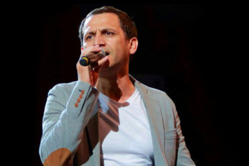 Фотография к новости: Узбекский певец остался без лицензии за "купание" в долларах