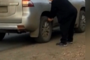 Фотография к новости: Экс-аким района проткнул ножом колеса чужой машины в Кокшетау