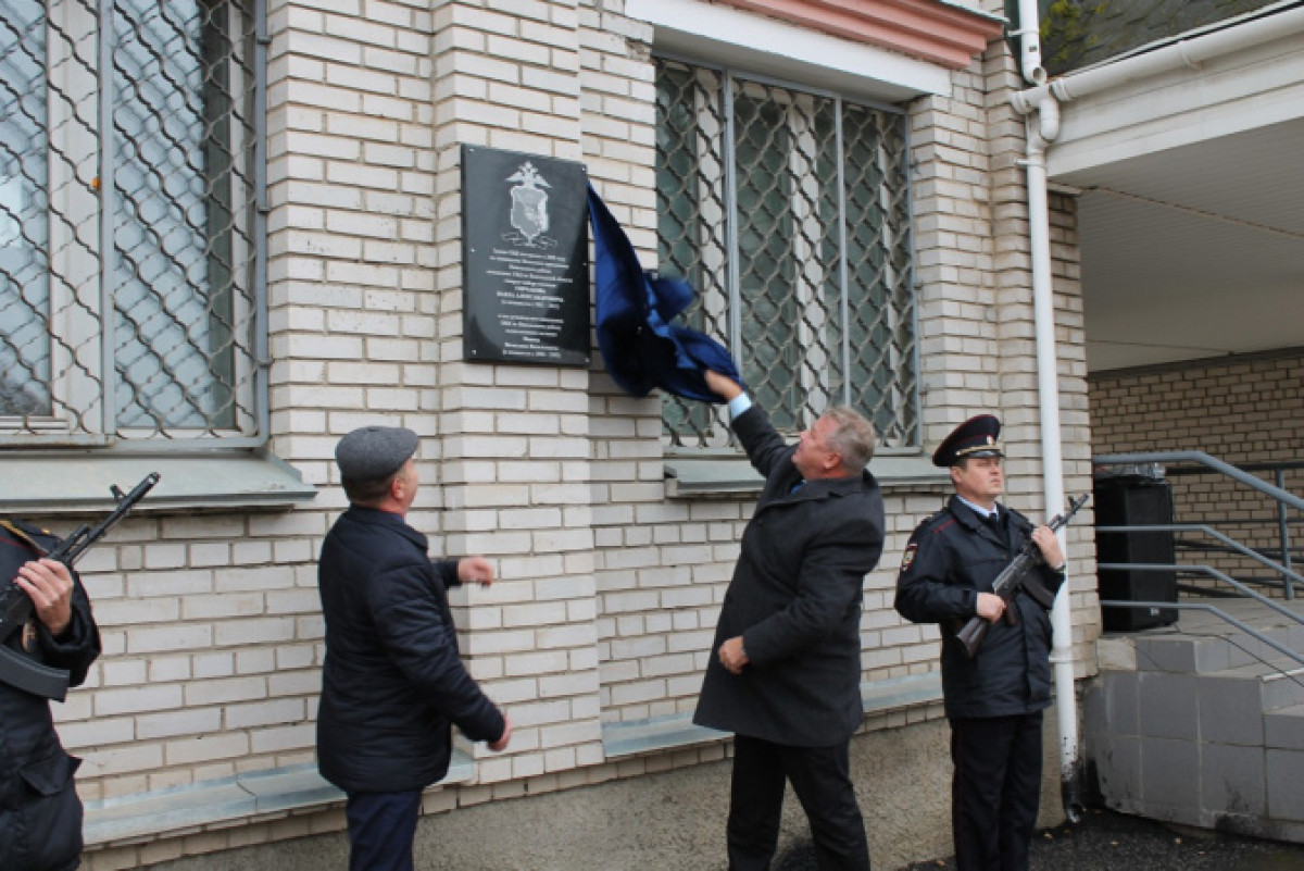 Памятную доску самому себе открыл российский депутат