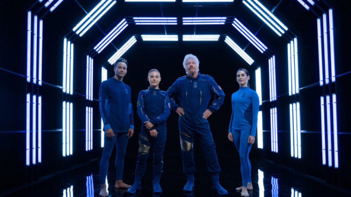 Ричард Брэнсон представил костюмы для космических туристов