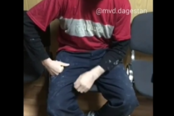 Фотография к новости: Житель Дагестана пришел в школу в маске Джокера и с топором