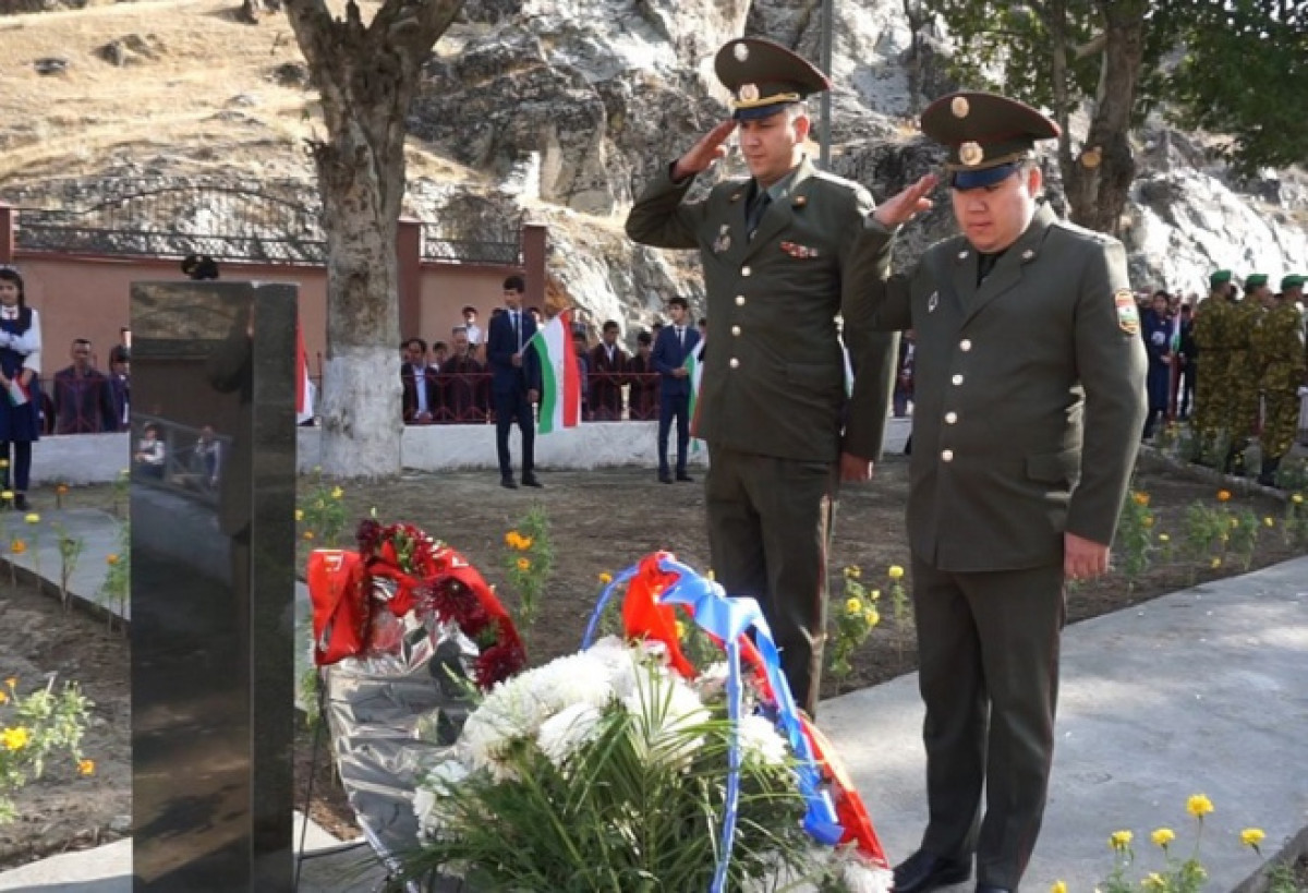 Обелиск памяти в честь 17 воинов-казахстанцев установили в Таджикистане