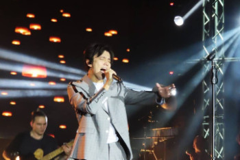 Фотография к новости: Фанаты выкладывают в Сеть фото и видео Димаша из Сочи  