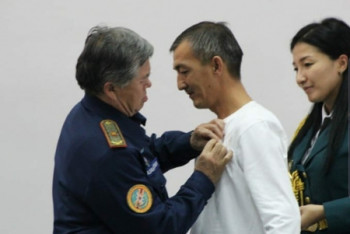 Фотография к новости: Спасших подростка братьев наградили в Караганде