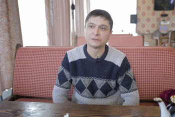 Фотография к новости: Найден двойник Зеленского, чье фото в вагоне метро взорвало соцсети этим летом