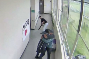 Фотография к новости: Школьный тренер разоружил стрелка при помощи объятий в США