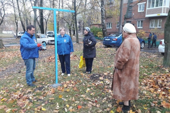 Фотография к новости: В Туле депутат устроил торжественное открытие сушилки для белья во дворе