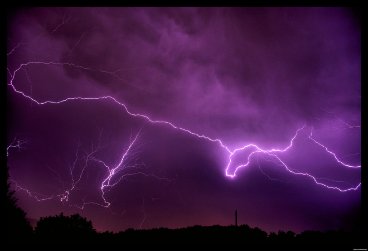 Молния устроила световое "шоу" в Японии