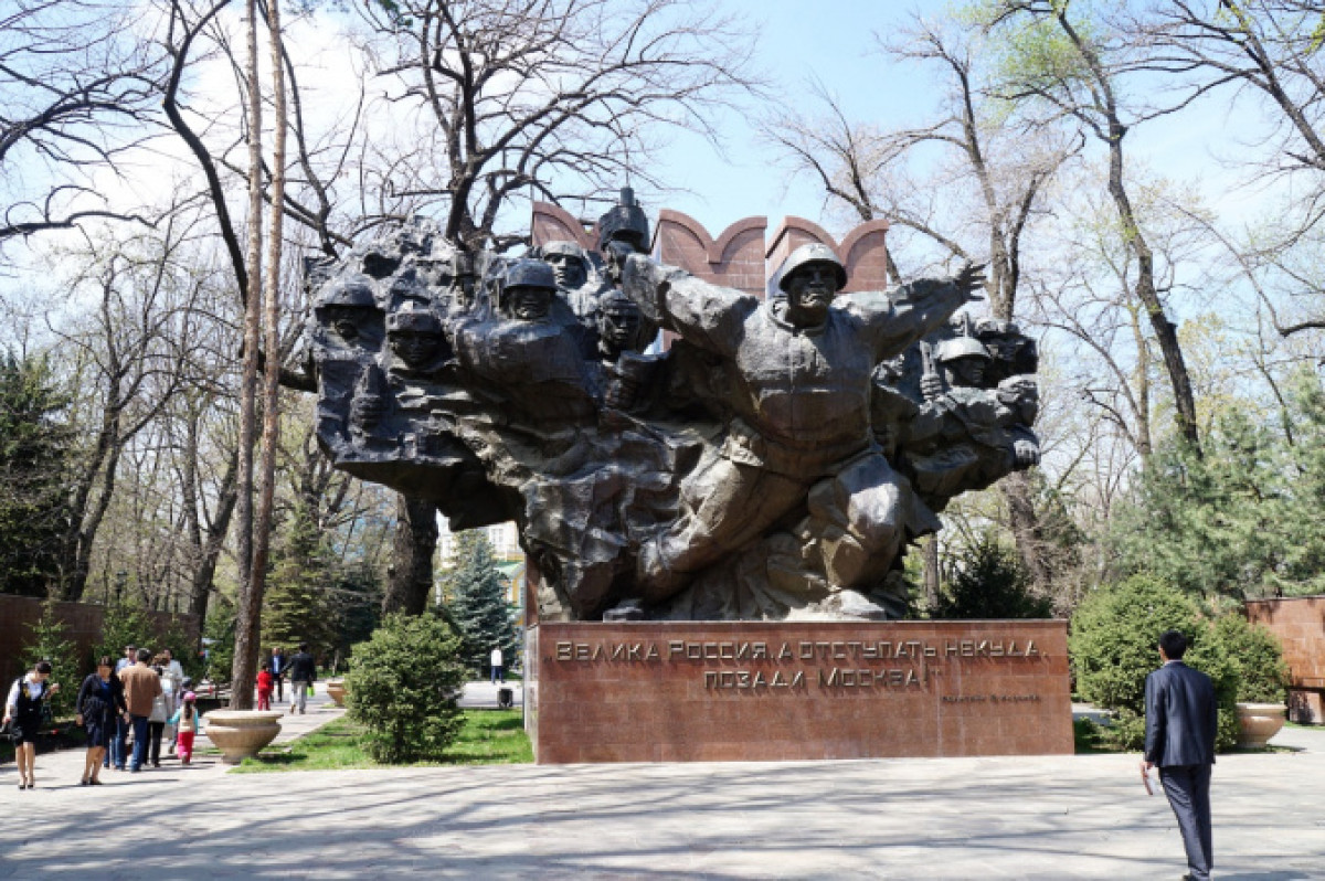 Информационная табличка в парке 28-ми панфиловцев возмутила алматинцев