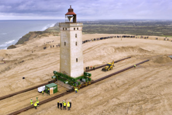 Фотография к новости: 720-тонный маяк передвинули в Дании из-за риска его падения в море