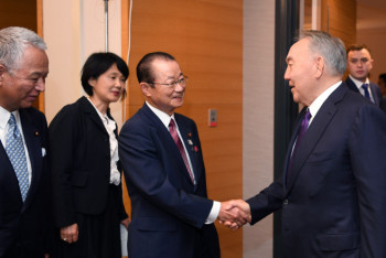 Фотография к новости: Назарбаев встретился в Токио с самым главным другом казахстанских парламентариев