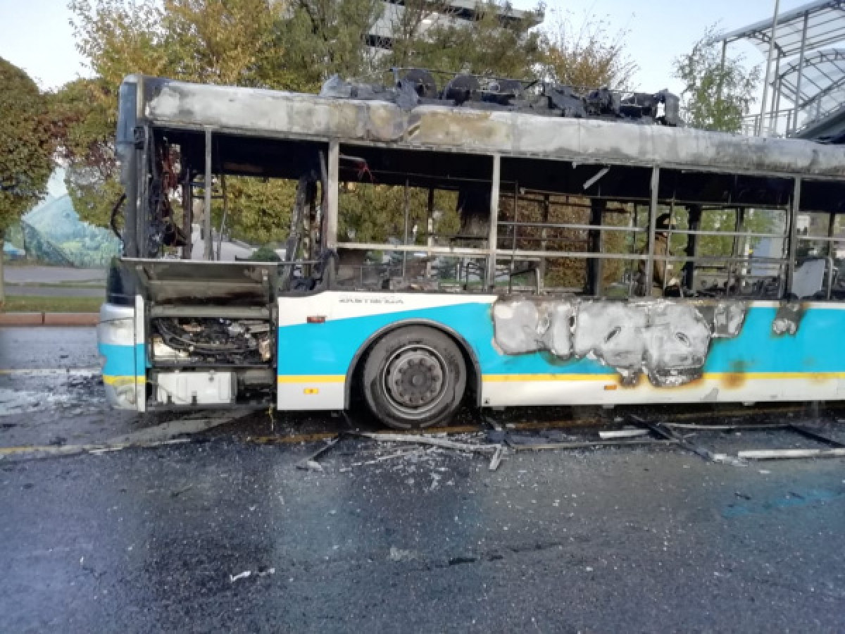 Автобус сгорел дотла в Алматы