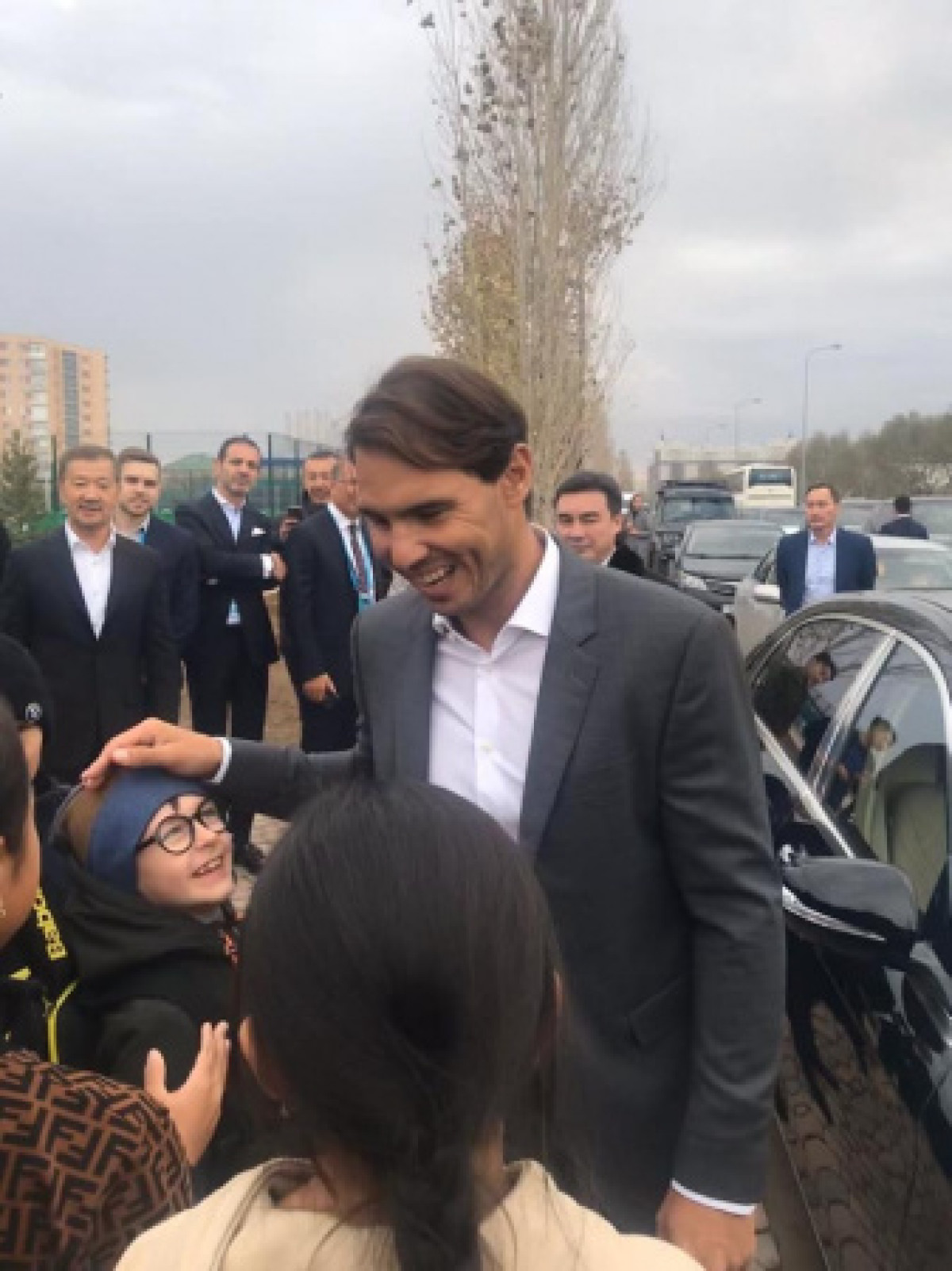 Простоявший час на холоде школьник из Нур-Султана завоевал внимание Надаля