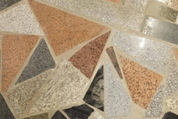 Фотография к новости: Казахстанцев шокировал пол с лицами умерших в ТД Усть-Каменогорска