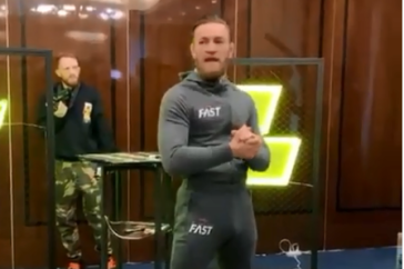 Фотография к новости: В Макгрегора кинули бутылкой на встрече с блогерами в Москве