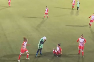 Фотография к новости: Хиджаб слетел с футболистки во время матча в Иордании