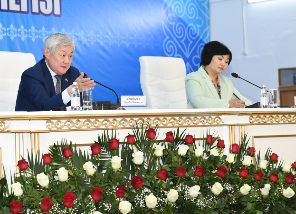 Зарплата учителей и врачей должна быть выше средней по стране – Сапарбаев 