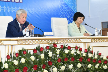 Фотография к новости: Зарплата учителей и врачей должна быть выше средней по стране – Сапарбаев 