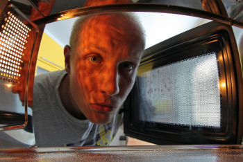 Фотография к новости: Безопасно ли стоять перед микроволновкой во время подогрева пищи