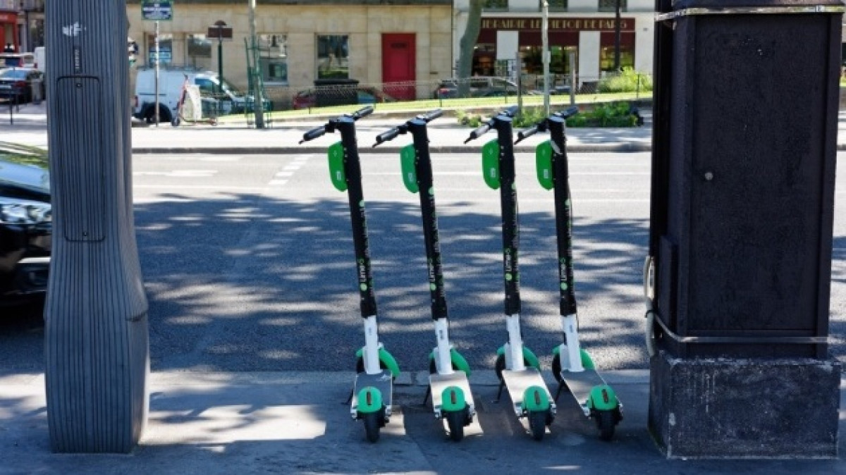 Водители электросамокатов во Франции не смогут ездить по тротуарам