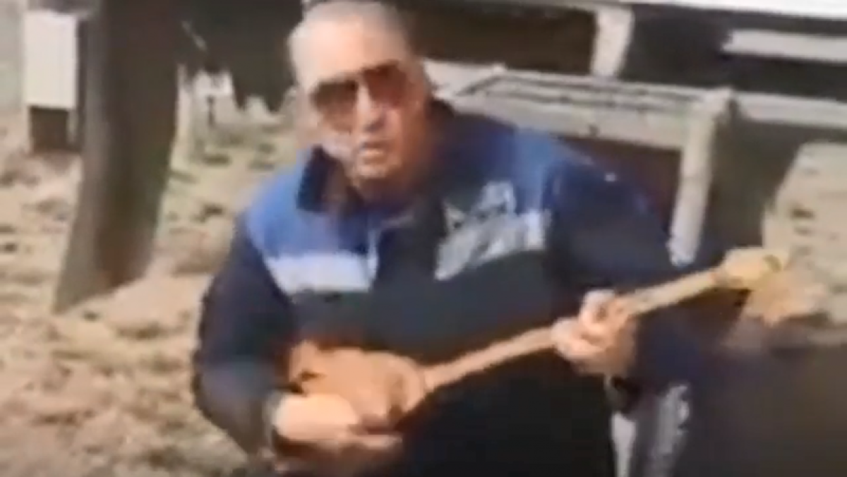 Виртуозная игра на домбре простого парня-вахтовика поразила пользователей Сети