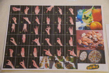 "Вас обслуживают особенные люди". Как работает социальное кафе в Нур-Султане